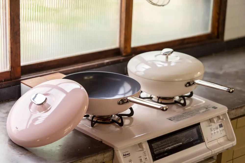 Egg pancake cooking demonstration in non-stick wok