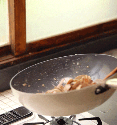 Steaming vegetables in wok with lid
