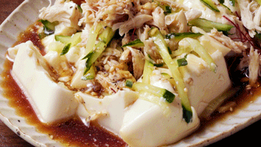 Mixing sesame oil, soy sauce, and vinegar